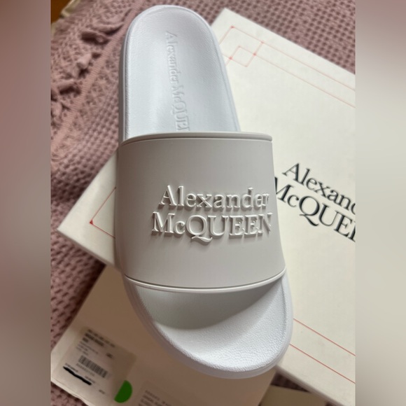 NEW IN Box Alexander McQueen White Rubber Pool Slides - Picture 3 of 9